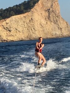 Alquilar un barco en Ibiza y hacer un poco de wakeboard, ¡diversión!